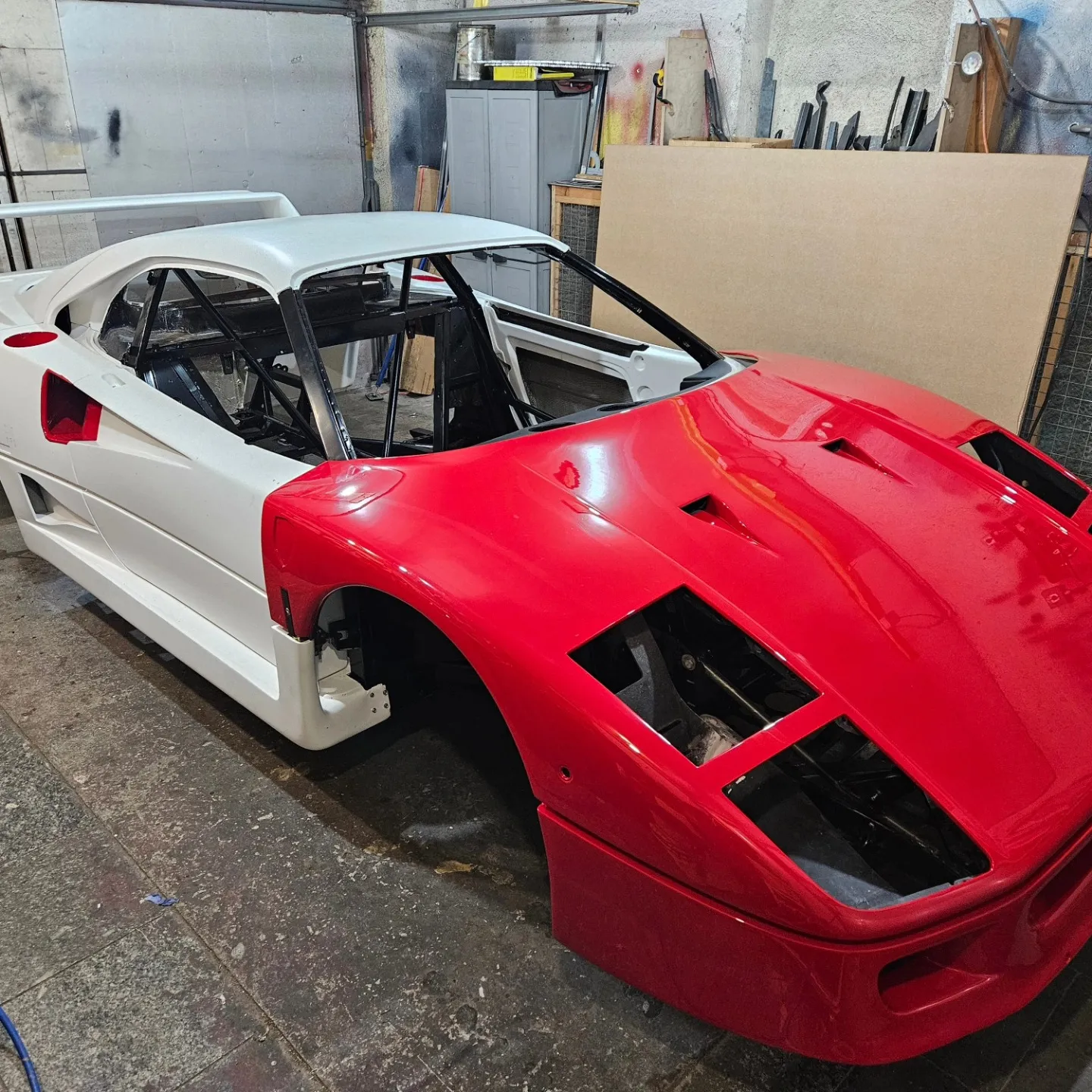 F40-Karosserie im Aufbau in der Werkstatt